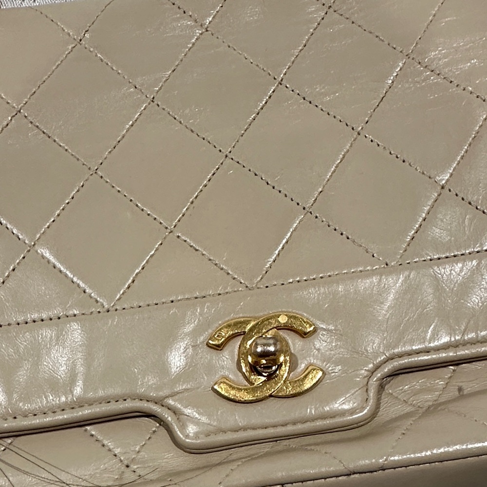 CHANEL Beige Quilted Shoulder Bag with Gold Chain - Picture 6 of 16